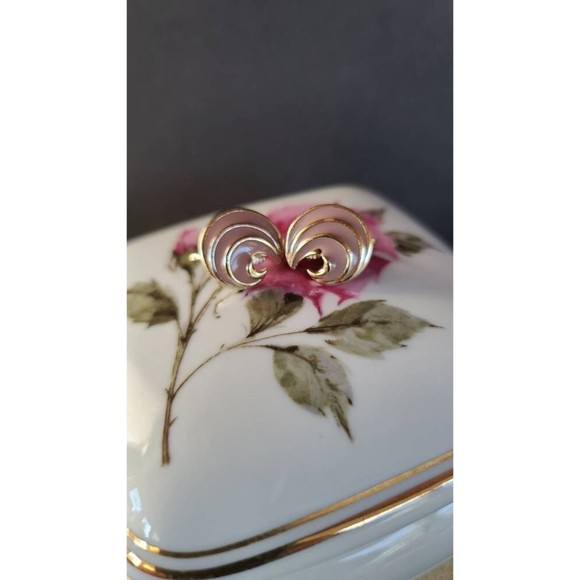 Beige and Gold Enamel Swirl Clip-on Earrings - Picture 6 of 10